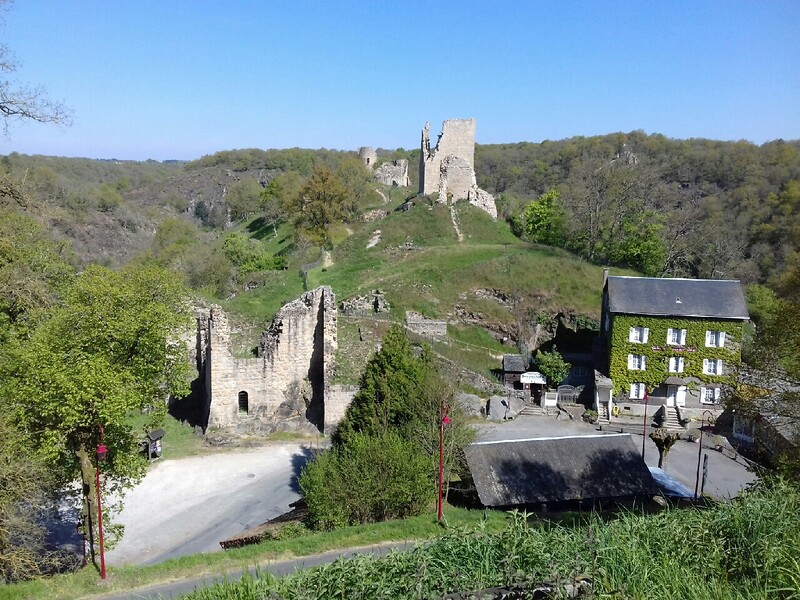 Datei:20170420 1 Burgruine daneben Hotel.jpg