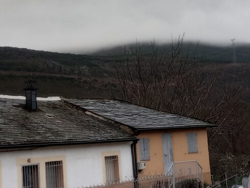 Mailupload-20240323-1 der Morgen ist kühl und die Berge nebelverhangen.jpg