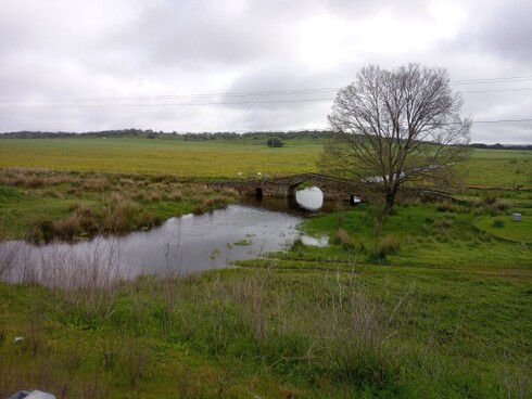 3 der Weg führt über eine alte Römerbrücke.jpg